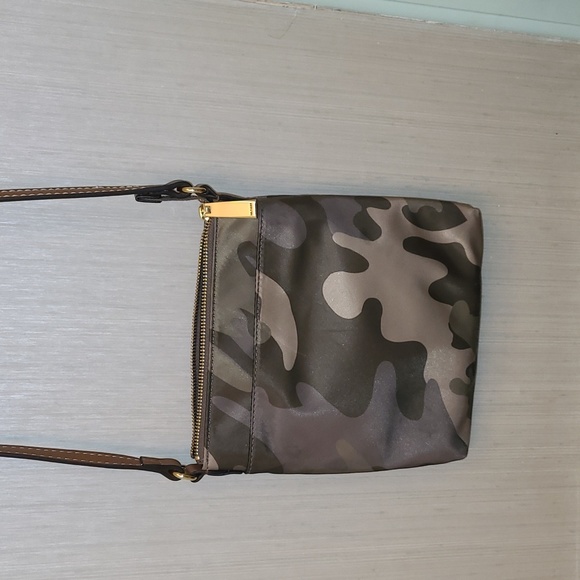 Tommy Hilfiger camo, crossbody. - Picture 1 of 8